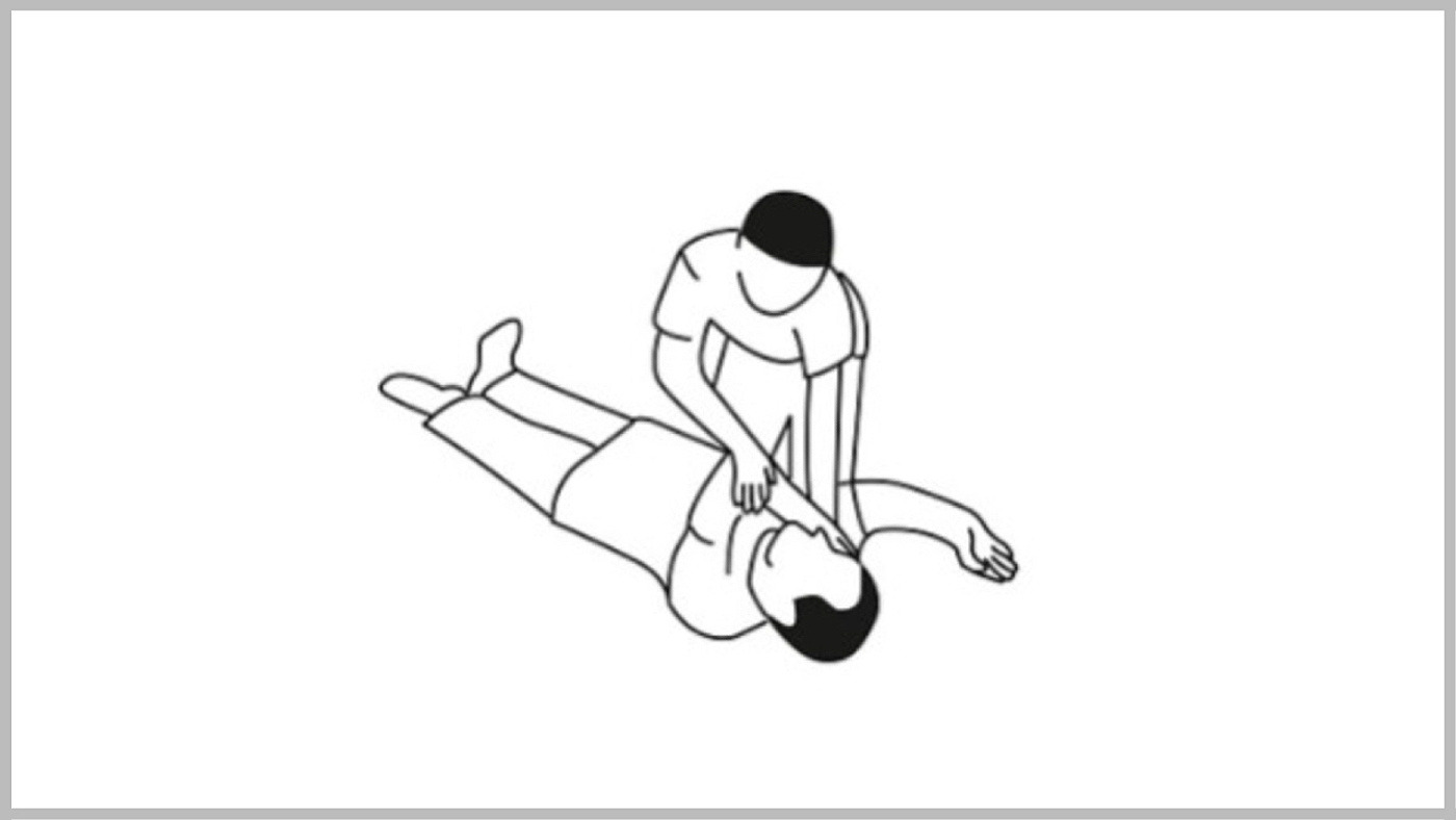 Eine Person liegt flach auf dem Rücken, der rechte Arm liegt angewinkelt neben dem Kopf. Den linken Arm legt die helfende Person über die Brust mit dem Handrücken an die rechte Wange.